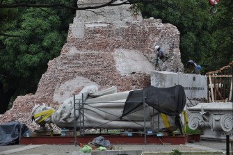 Mario Caponnetto – CRISTINA Y LAS ESTATUAS