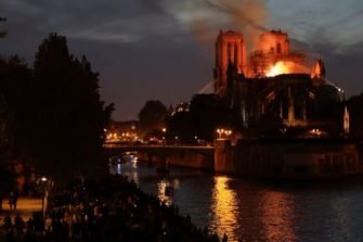Diego Díaz – Notre Dame se incendia, pero se incendia por dentro